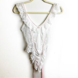Vintage white lace dainty lingerie bodysuit bridal coquette size: M